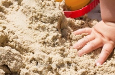 child plays builds towers of sand 이미지 (484544444) - 게티이미지뱅크 child plays builds towers of sand