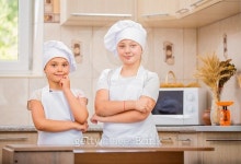two girls cook 이미지 (485869302) - 게티이미지뱅크 two girls cook