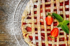 Berry pie. Strawberry tart on rustic wooden table 이미지... 게티이미지뱅크 Berry pie. Strawberry tart on rustic wooden table
