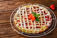Berry pie. Strawberry tart on rustic wooden table 이미지... 게티이미지뱅크 Berry pie. Strawberry tart on rustic wooden table