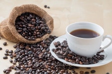 Organic coffee M(오가닉커피엠) | Cup of coffee and fresh roasted organic Coffee beans 이미지 (501160788) - 게티이미지뱅크 Cup of coffee and fresh roasted...