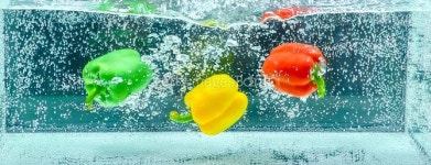 Bell pepper agreed to in the water. 이미지 (471818058) - 게티이미지뱅크 Bell pepper agreed to in the water.