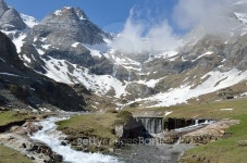 Spring view of the cirque de Troumouse 이미지 (501668994) - 게티이미지뱅크 Spring view of the cirque de Troumouse