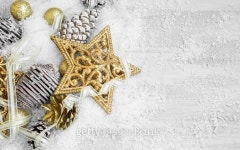 Golden Shiny Christmas Decorations in the Snow with Elegant Ribb 이미지 (498523518) - 게티이미지뱅크 Golden Shiny Christmas... 