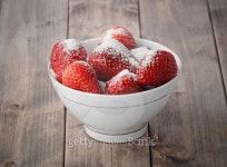 strawberries sprinkled with sugar 이미지 (471822726) - 게티이미지뱅크 strawberries sprinkled with sugar