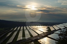 Sunset over the solar power plant between forests. 이미지 (493024698) - 게티이미지뱅크 Sunset over the solar power plant... 