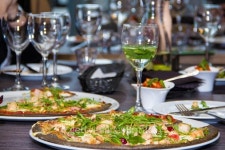 black pizza with cheese and bacon 이미지 (470172766) - 게티이미지뱅크 black pizza with cheese and bacon