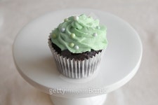 Homemade chocolate cupcake with Christmas tree frosting 이미지 (491375782) - 게티이미지뱅크 Homemade chocolate cupcake with... 