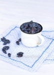 Honeysuckle berries in a mug 이미지 (486808660) - 게티이미지뱅크 Honeysuckle berries in a mug
