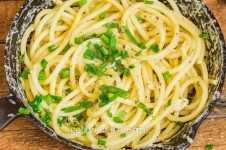 Frying pan with bucatini pasta with egg and leek 이미지 (485834610) - 게티이미지뱅크 Frying pan with bucatini pasta with egg... 