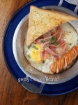 Sunny Side Up with sausage ham and garlic bread 이미지 (488547720) - 게티이미지뱅크 Sunny Side Up with sausage ham and garlic...