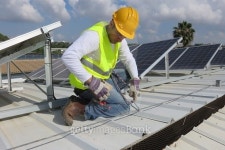 Solar Safety -Worker tying himself 이미지 (478314460) - 게티이미지뱅크 Solar Safety -Worker tying himself