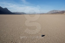 Sailing stone at Racetrack Playa. 이미지 (475233202) - 게티이미지뱅크 Sailing stone at Racetrack Playa.