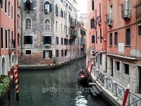 Kanal mit einer Gondel in Venedig 이미지 (477924930) - 게티이미지뱅크 Kanal mit einer Gondel in Venedig
