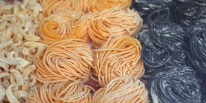 yellow noodles for sale in Italian shop 이미지 (484721750) - 게티이미지뱅크 yellow noodles for sale in Italian shop