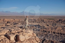 Traveller in the Death Valley, Atacama Desert, Chile 이미지 (491641820) - 게티이미지뱅크 Traveller in the Death Valley...