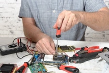 technician repairing a computer 이미지 (476474022) - 게티이미지뱅크 technician repairing a computer