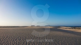Bright sun on patterned sand in Corralejo, Fuerteventura, Canary-islands, Spain 이미지 (499057334) - 게티이미지뱅크 Bright... 