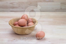 hens eggs in wooden bowl 이미지 (477380950) - 게티이미지뱅크 hens eggs in wooden bowl