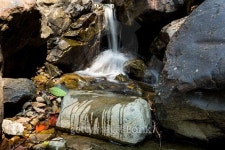 Small waterfall with natural light. 이미지 (464640182) - 게티이미지뱅크 Small waterfall with natural light.