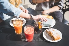 Young beautiful friends having an happy hour 이미지 (497536684) - 게티이미지뱅크 Young beautiful friends having an happy hour