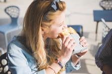 Young beautiful friends having an happy hour 이미지 (482181028) - 게티이미지뱅크 Young beautiful friends having an happy hour