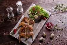 Roast quails with vegetable salad. 이미지 (479897556) - 게티이미지뱅크 Roast quails with vegetable salad.