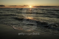 Sunset at sea with sandy beach 이미지 (481227134) - 게티이미지뱅크 Sunset at sea with sandy beach