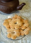 Cookies in the shape of flowers and brown clay teapot 이미지 (493151582) - 게티이미지뱅크 Cookies in the shape of flowers and... 