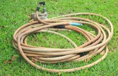 Reel of hose pipe and spraying head on grass 이미지 (489435772) - 게티이미지뱅크 Reel of hose pipe and spraying head on grass