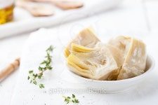Artichoke hearts marinated in olive oil a small white bowl 이미지 (495049964) - 게티이미지뱅크 Artichoke hearts marinated in... 