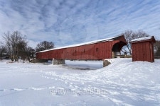 Red Covered Bridge Over the Grand 이미지 (491668420) - 게티이미지뱅크 Red Covered Bridge Over the Grand