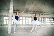 Twin sisters ballet dancers 이미지 (468575508) - 게티이미지뱅크 Twin sisters ballet dancers
