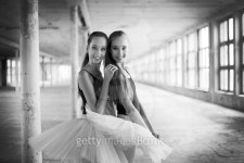 Twin sisters ballet dancers 이미지 (468576576) - 게티이미지뱅크 Twin sisters ballet dancers