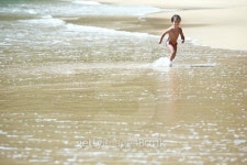 Four- year-old boy running on the beach. 이미지 (465501102) - 게티이미지뱅크 Four- year-old boy running on the beach.