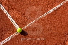 tennis court with tennis ball and racket 이미지 (489168848) - 게티이미지뱅크 tennis court with tennis ball and racket