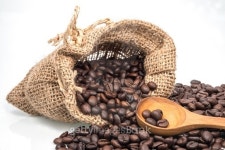 Coffee beans roasted in jute sack 이미지 (531753117) - 게티이미지뱅크 Coffee beans roasted in jute sack