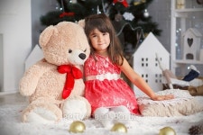 Portrait of little brunette girl hugging a big teddy bear 이미지 (495736762) - 게티이미지뱅크 Portrait of little brunette... 