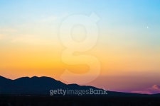 Sunset behind mountains 이미지 (484283838) - 게티이미지뱅크 Sunset behind mountains