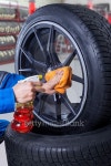 김해클린 바퀴잡는사람들 | Mechanic cleaning the rim of tire 이미지 (496861064) - 게티이미지뱅크 Mechanic cleaning the rim of tire