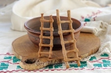 Lestvitsi, Russian rye festive spring cookies, clay bowl and rus 이미지 (466097842) - 게티이미지뱅크 Lestvitsi, Russian rye... 