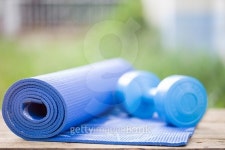 yoga mat and dumbbell 이미지 (496827734) - 게티이미지뱅크 yoga mat and dumbbell