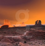 Sunset Skies Monument Valley Arizona 이미지 (485819942) - 게티이미지뱅크 Sunset Skies Monument Valley Arizona