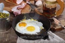 Scrambled eggs with bacon and beer 이미지 (491184052) - 게티이미지뱅크 Scrambled eggs with bacon and beer