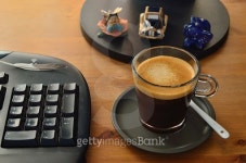 Coffee at the PC 이미지 (470764044) - 게티이미지뱅크 Coffee at the PC