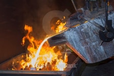 metal pouring in casting line production 이미지 (488618266) - 게티이미지뱅크 metal pouring in casting line production