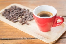 Fresh brewed hot espresso with roasted bean 이미지 (482570144) - 게티이미지뱅크 Fresh brewed hot espresso with roasted bean