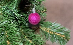 Christmas tree decorated with toys. 이미지 (501846346) - 게티이미지뱅크 Christmas tree decorated with toys.