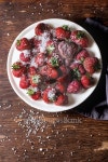 Garden strawberries with sugar and cream 이미지 (482491288) - 게티이미지뱅크 Garden strawberries with sugar and cream