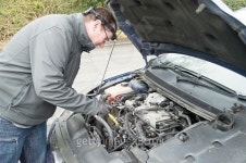 Mechanic fixing car 이미지 (467153680) - 게티이미지뱅크 Mechanic fixing car